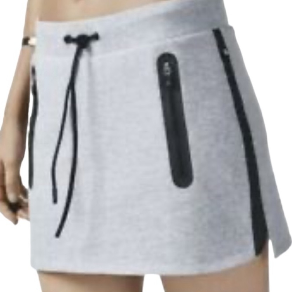 Fabletics size Large gray mini skirt w/ faux leather trim & zip pockets